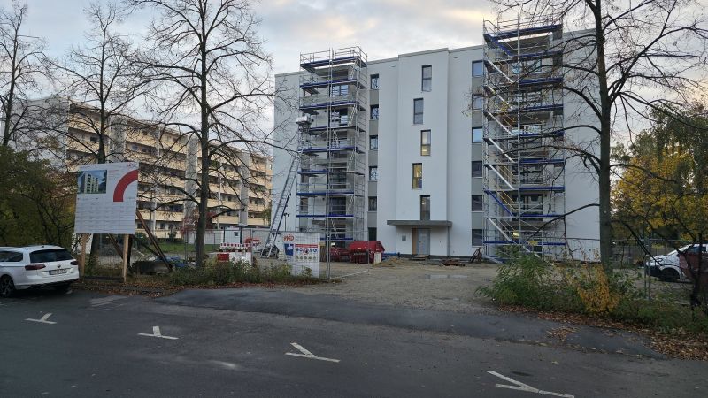 Ansicht Gebäude mit Gerüsten vor den Balkonen