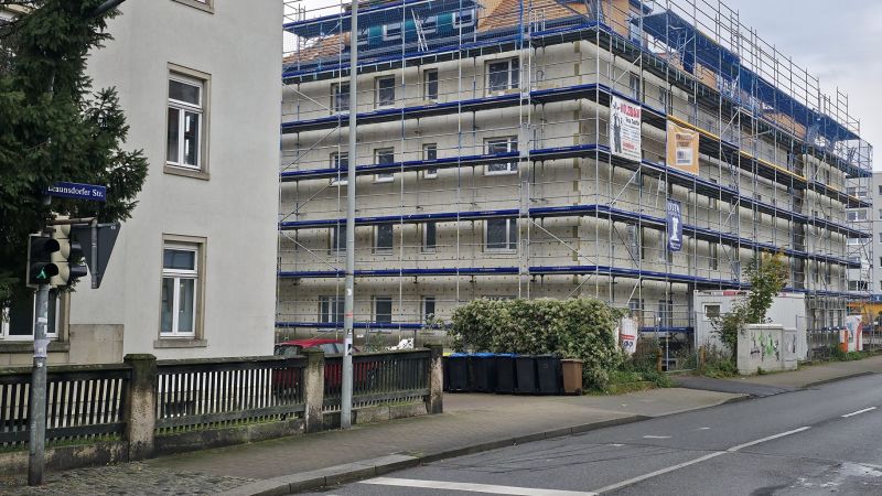 Gebäude mit Gerüst