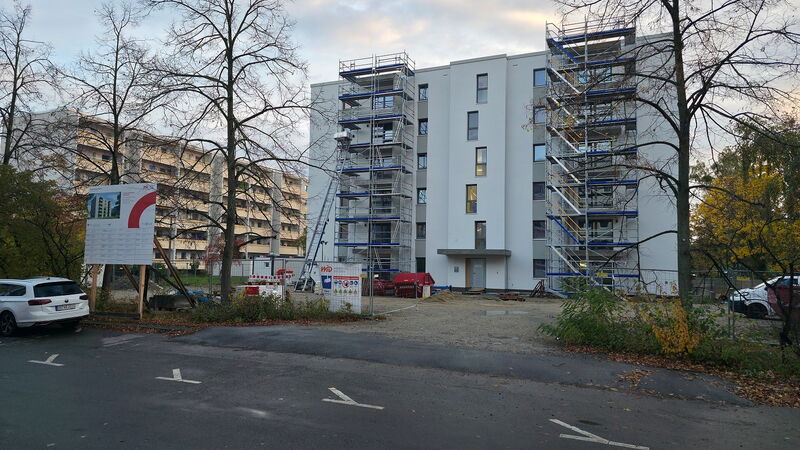 Ansicht Gebäude mit Gerüsten vor den Balkonen Schönaer Straße